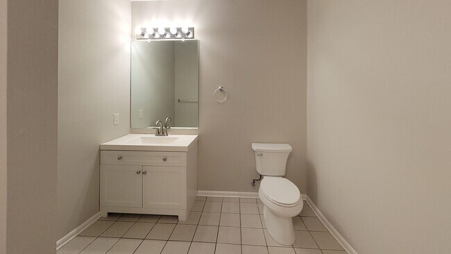 Baño - 120 N 4th Ave