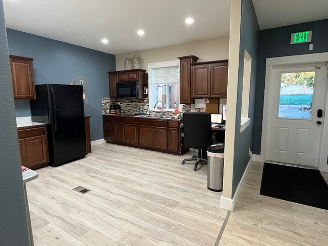 Photo - 613 W Clark St