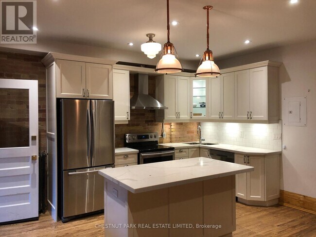 Photo - 476 Roncesvalles Ave