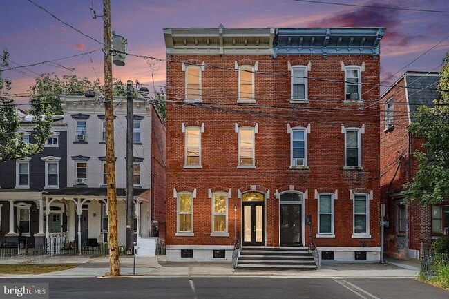 Building Photo - 136 E Lemon St