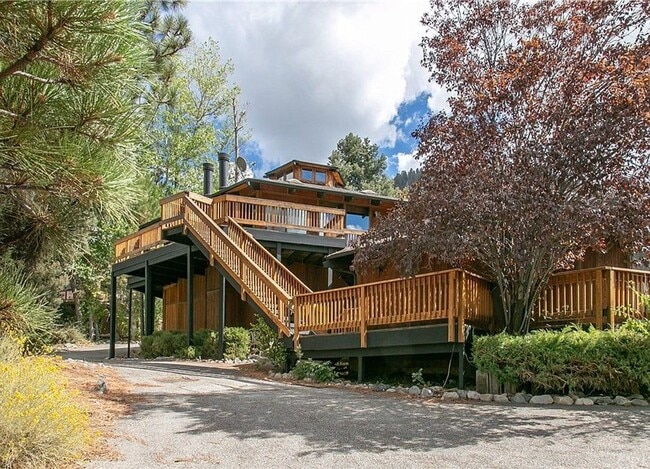 Building Photo - Beautiful 5-Bedroom Home with Mountain Views in Pine Club Mountain!