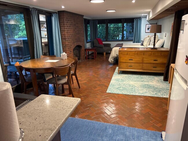 Dining table for 4 extends to 6. - 4312 37th Ave NE