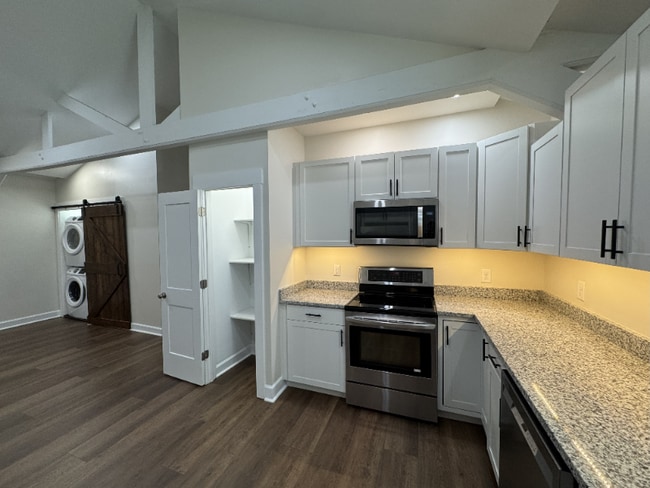 Photo - 632 Graham St