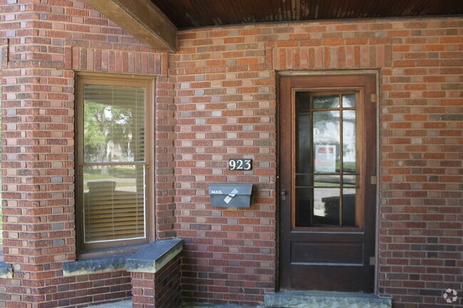 Building Photo - 923 W 10th St Unit 1st floor Rental