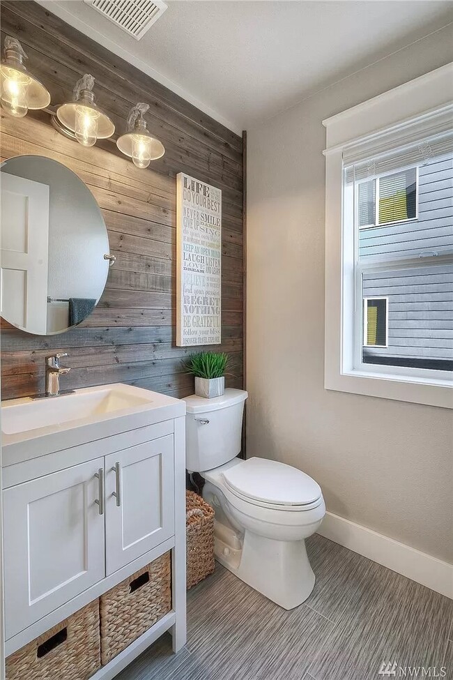 Photo - 1307 Riddell Ave NE