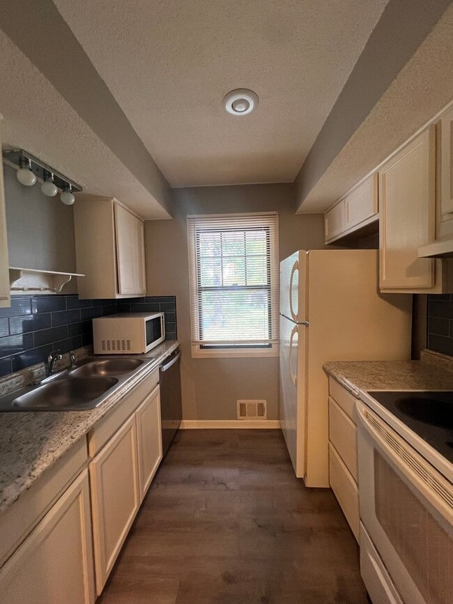 Photo - Cozy 2-Bedroom Apartment with Convenient F...