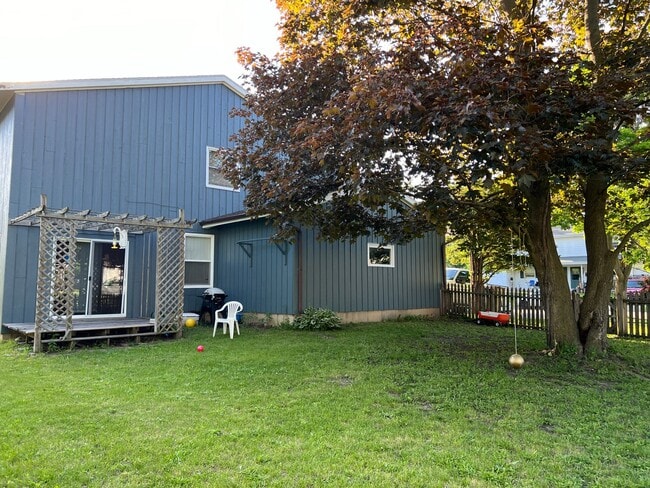 Building Photo - 3 Bedroom home with garage, laundry and fenced yard!