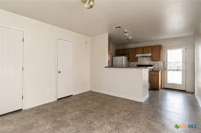 Photo - 102 E Robin Ln