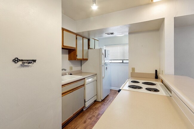 Photo - 2 Bed/2 Bath with loft. Close to Campus On bus line. Unit H