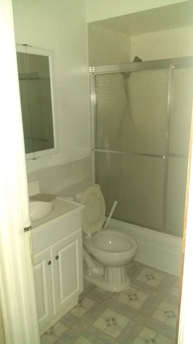 Baño con muebles nuevos - 5950 N Kenmore Ave Unidad 309