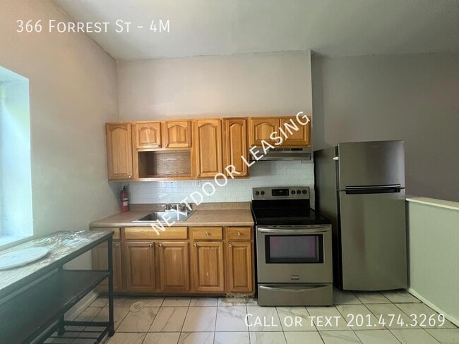 Building Photo - 366 Forrest St Unit 4M