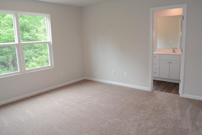 Photo - 258 Yorktown Ln