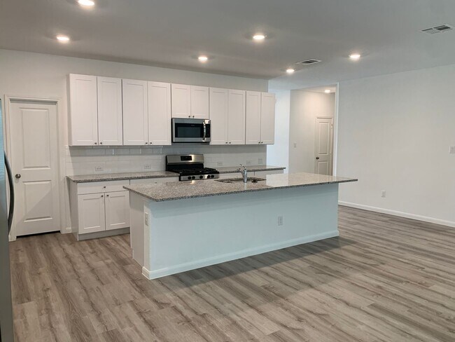 Photo - Large House in Heather Glen! 5 Bedrooms plus a Study & Game Room / Fridge Included / Gas Cooking ...