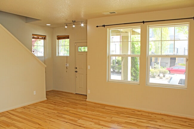 Photo - 321 NE Edgeway Drive