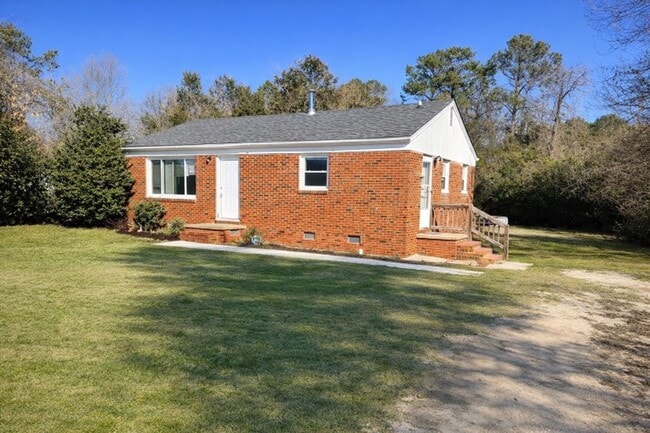 Building Photo - 3 BED 1 Bath Available in Fayetteville NC