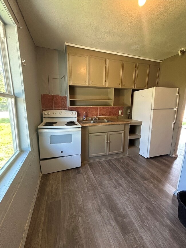 Photo - 1102 W 10th St