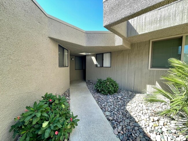 Building Photo - COMING SOON!!! LOVELY 2 Bed/2 Bath Condo Across From The River!!!
