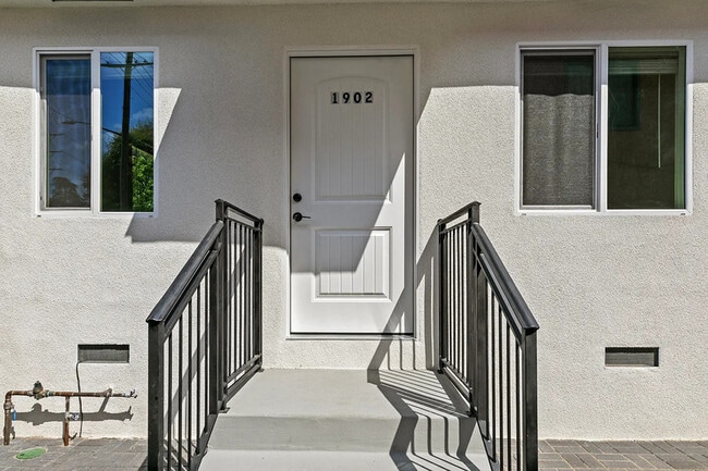 1902 N Hollywood Way