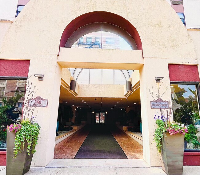 Building Photo - 360 Shore Rd Unit 7J Rental