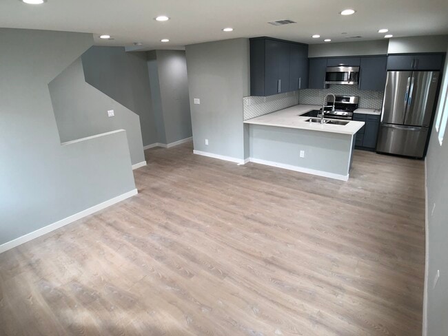 4271 1/2 Rosewood Ave.