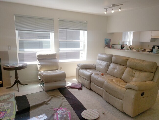 Building Photo - Fabulous 2BDR in Upper Queen Anne with Pri... Unit 205 Rental