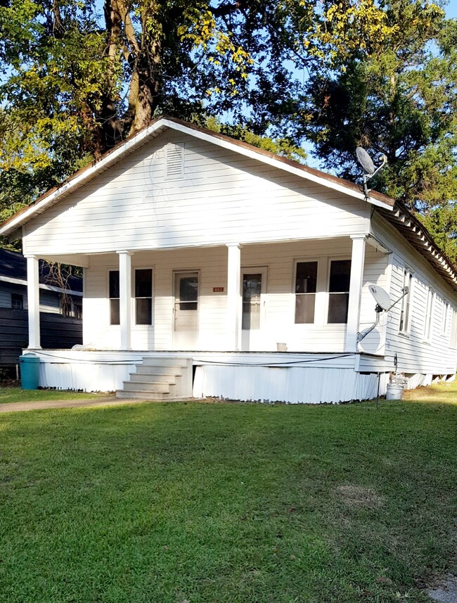 Building Photo - 803 Boatner St Rental