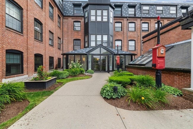 Building Photo - 21 Linden St Unit 210 Rental