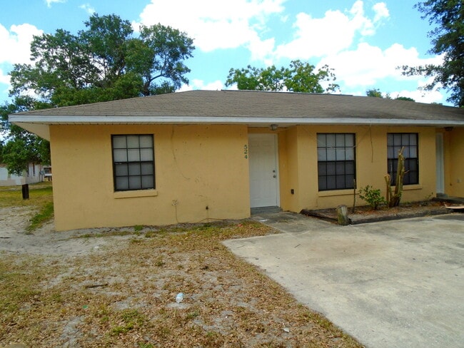Building Photo - Spacious 2BR/1BA Unit Available !