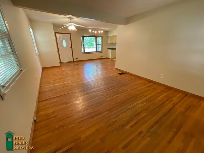 4 Bedroom Home One Block from Medicine Lake - 4 Bedroom Home One Block from Medicine Lake