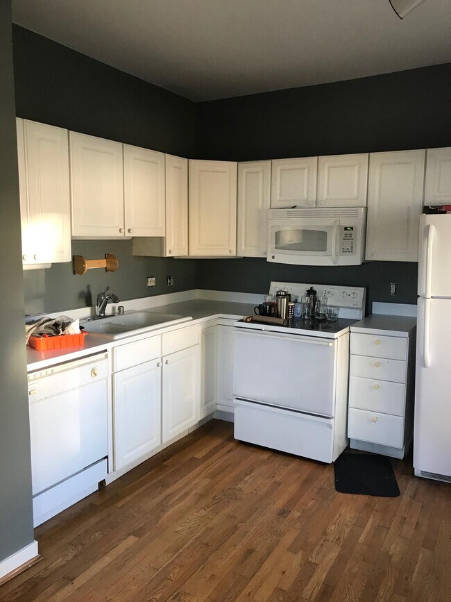 Photo - 117 E 8th St Unit 5