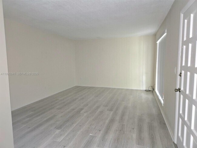 Photo - 10784 N Kendall Dr Unidad D4