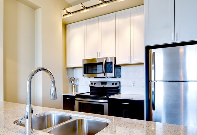 Building Photo - 430 Oak Grove Rental