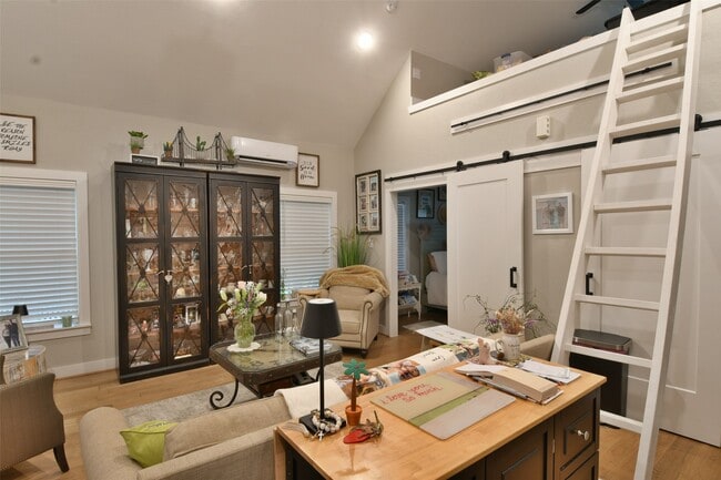 Photo - 4875 Main St