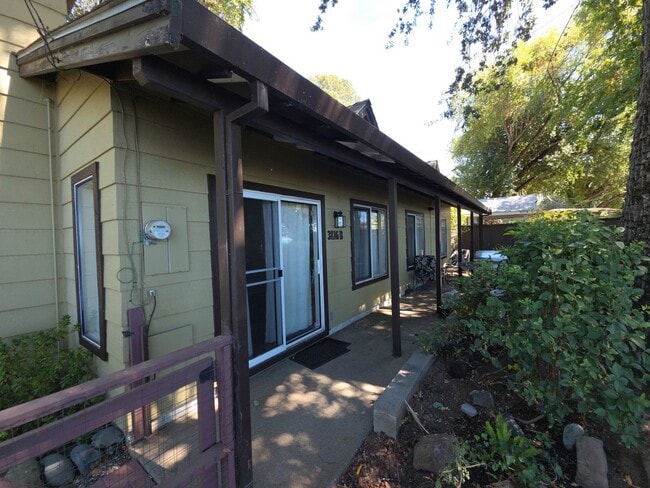 3816 Lakeshore Blvd
