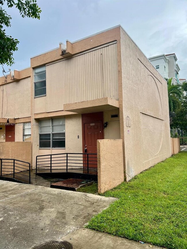 Building Photo - 6023 SW 69th St Unit 78