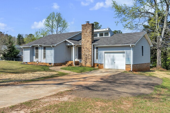 Building Photo - 204 Hattie Rd