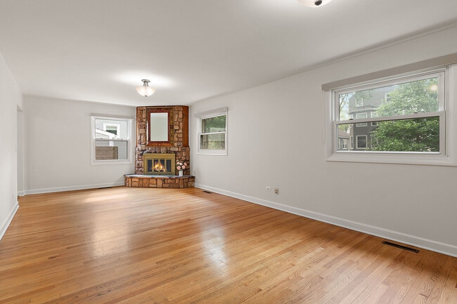 Photo - 915 Hamlin St
