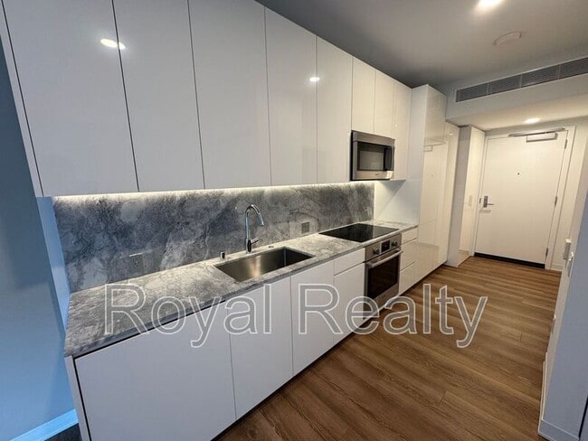 Photo - 987 Queen St