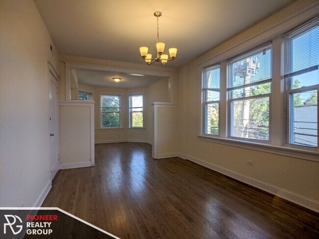 Building Photo - 2820 N Troy St Unit 3F