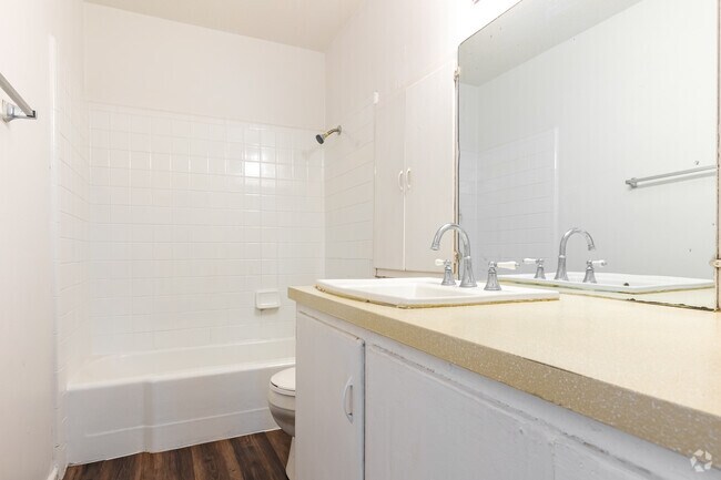 2BR, 1.5BA - 1,040SF - Bathroom