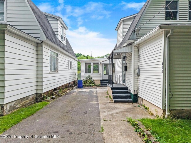 Photo - 402 N River St
