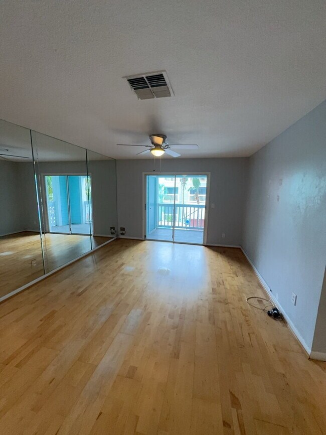 "Charming 2-Bedroom Haven in Heart of Tampa with Modern Comforts – 897 Sq Ft of Cozy Living!"