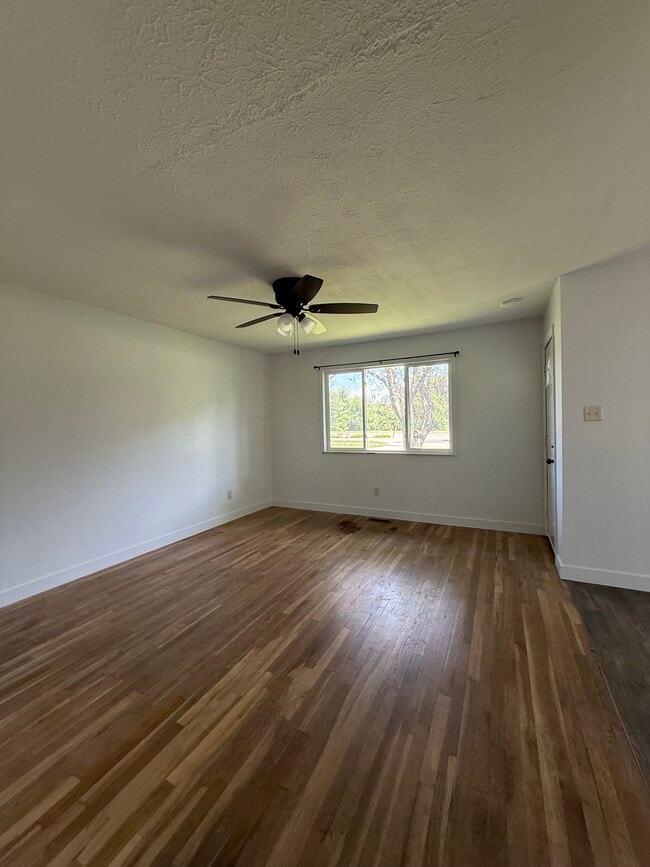 Photo - 890 N Avon Ave