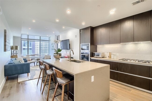 Building Photo - 501 West Ave Unit 1002
