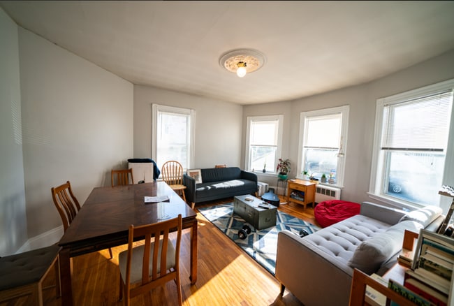 Building Photo - UPDATED MISSION HILL 4 BED/2 BATH WITH EASY TRAIN ACCESS