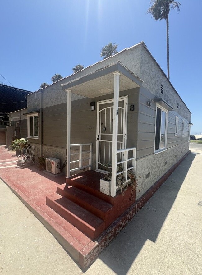 Building Photo - 8 Santa Ana Ave Unit Santa Ana 8