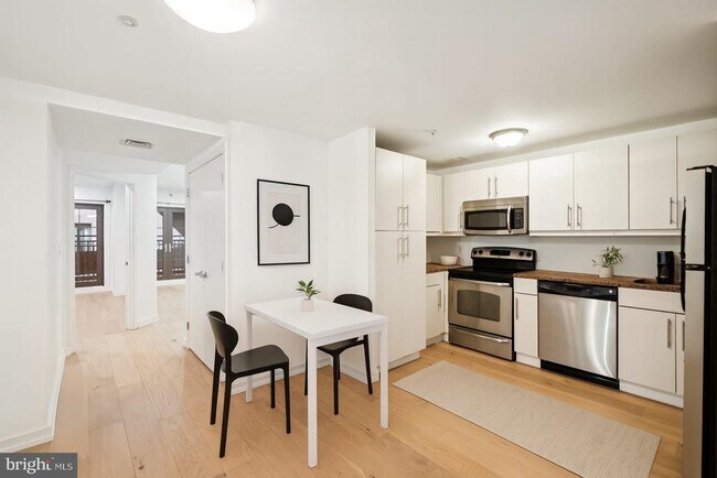 Building Photo - 219 S 18th St Unit 424