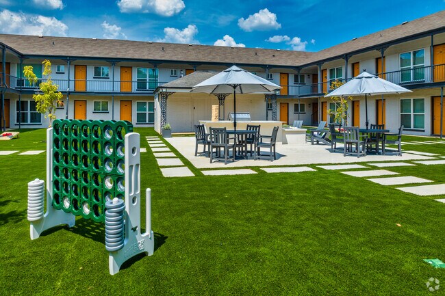 Juegos en el patio - The Wexler Apartamentos