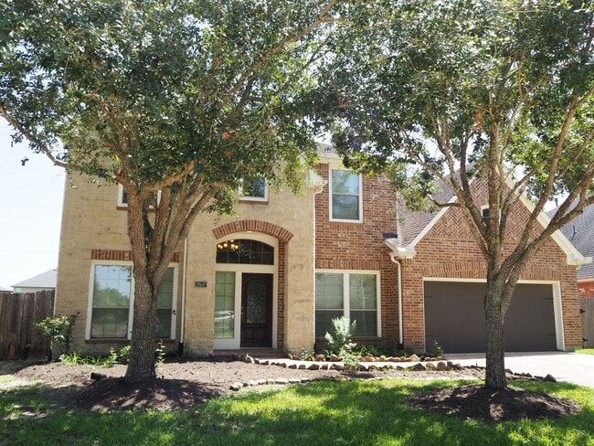 28607 Green Hedge Dr