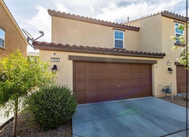Building Photo - 2 bedroom Townhome located near Nellis Air...